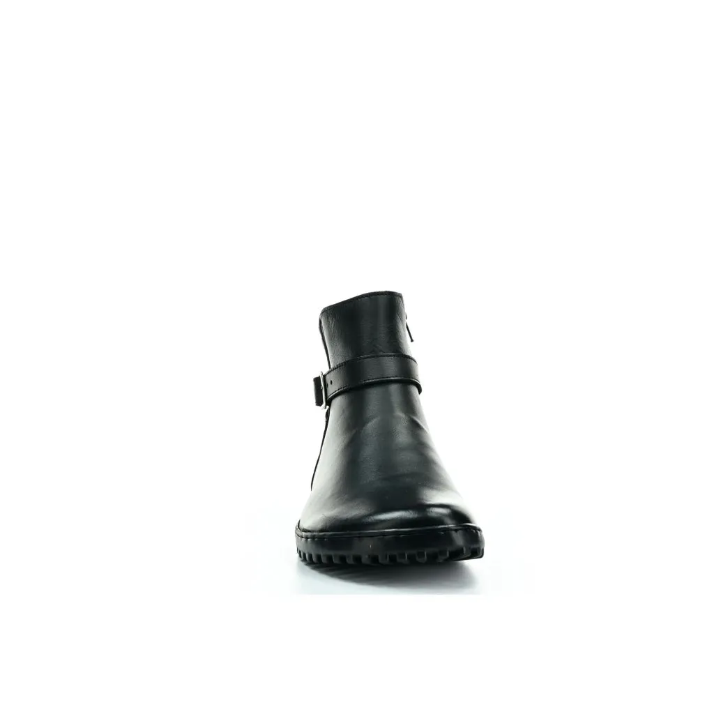 Lenka Diva All Black barefoot shoes.