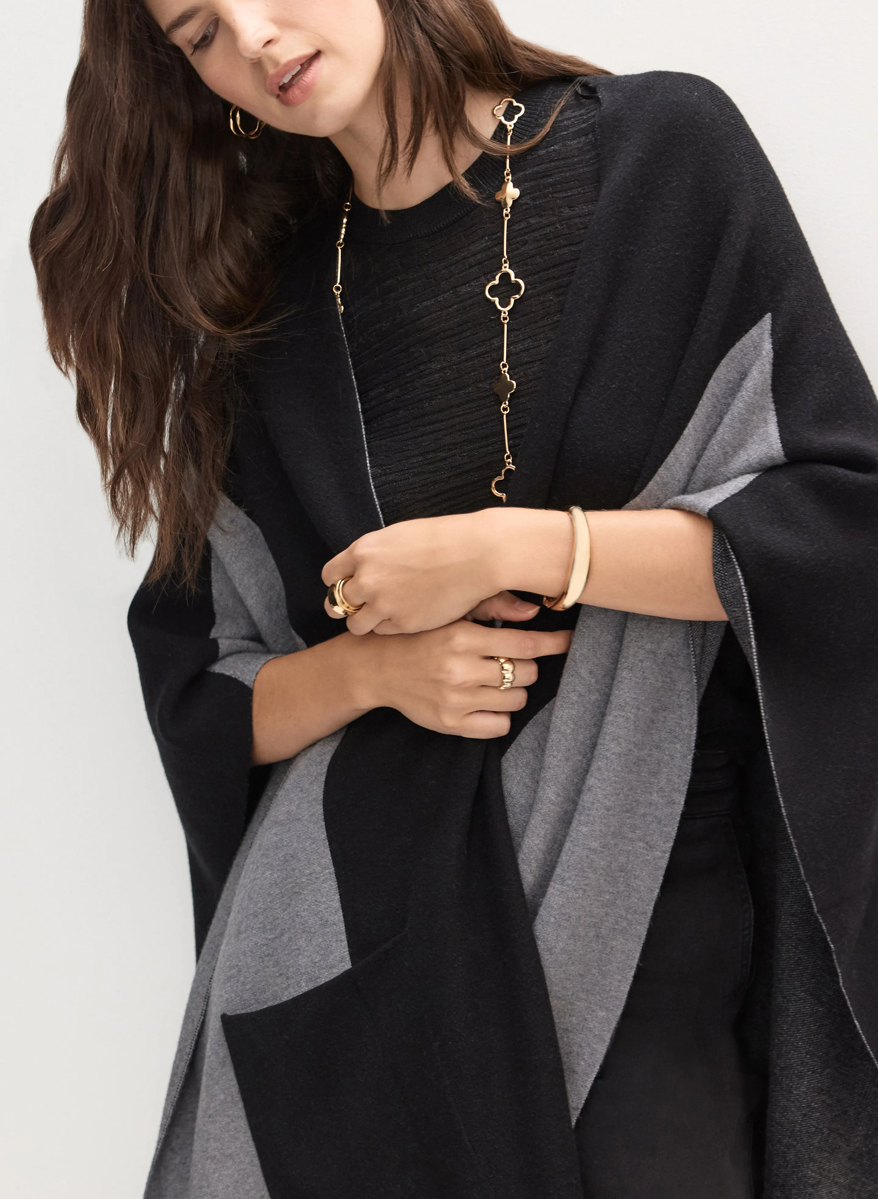 Poncho with contrast motifs